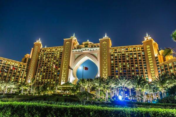 دبی امارات - 13 نوامبر atlantis el در 13 نوامبر 2012 در دبی امارات متحده عربی atlantis the palm یک ال لوکس 5 ستاره است که در یک جزیره مصنوعی ساخته شده است