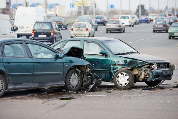 تصادف خودرو در خیابان آسیب دیدن خودروها پس از برخورد در شهر