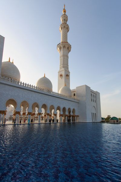 ابوظبی امارات متحده عربی - 10 اکتبر 2014 مسجد بزرگ شیخ زاید در غروب آفتاب
