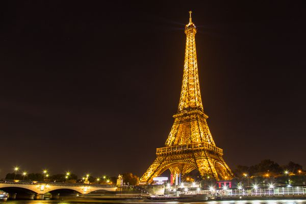 پاریس - 1 نوامبر نمایش اجرای نور برج ایفل در غروب در 1 نوامبر 2014 برج ایفل پربازدیدترین بنای تاریخی فرانسه است