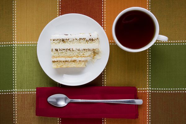 کیک تیرامیسو در بشقاب و یک فنجان چای