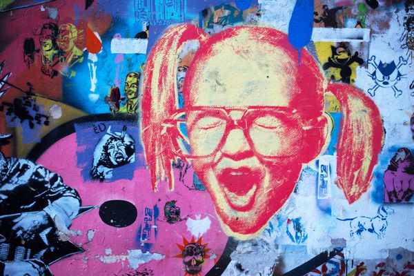 بوئنوس آیرس آرژانتین - 4 آوریل هنر خیابانی رنگارنگ در منطقه پالرمو 4 آوریل 2014 بوئنوس آیرس دیوارهای شهر آرژانتین با نقاشی های دیواری پیکره های نقاشی شده گرافیتی و شابلون ها زنده شده است