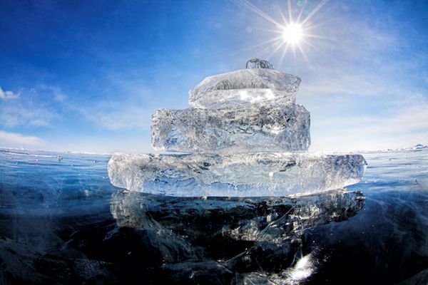 قایق ساخته شده از یخ در دریاچه زمستانی بایکال