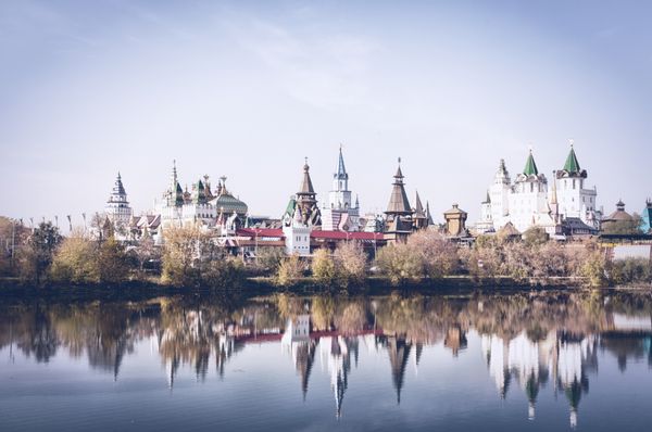 کرملین زیبا به izmailovo در آب مسکو روسیه منعکس شده است تونینگ