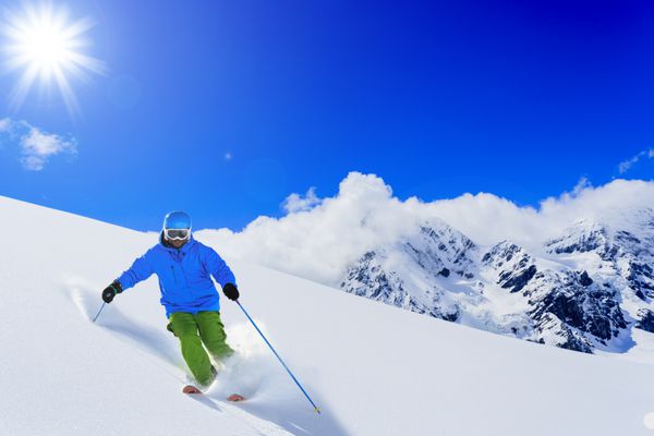 اسکی اسکی باز آزاد اسکی فری راید در برف پودری تازه - مرد اسکی در سراشیبی