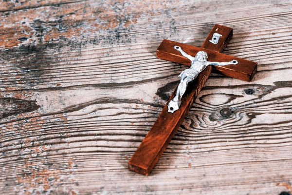 صلیب قدیمی زیبا با عیسی روی زمین چوبی قدیمی