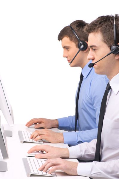 کارمند خدمات مشتری با هدفون روی سفید دو مرد در مرکز تماس با پس زمینه سفید کار می کنند