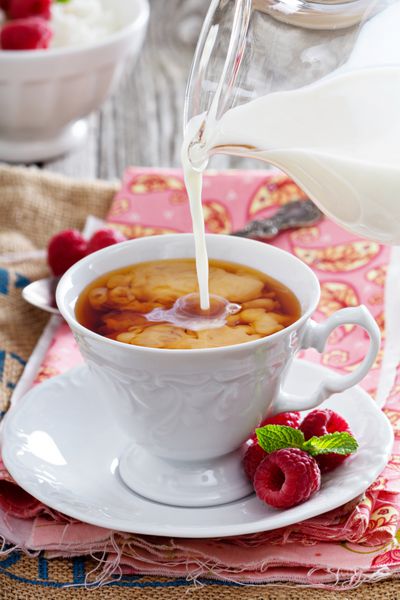 فنجان چای با شیری که از پارچ می ریزد