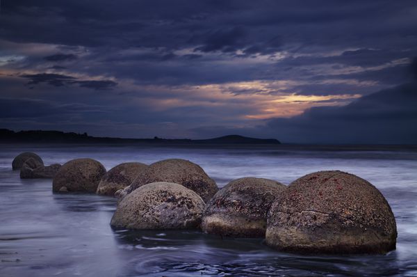 تخته سنگ moeraki در طلوع خورشید جزیره جنوبی نیوزیلند