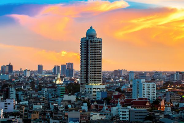 منظره شهری بانکوک منطقه تجاری با ساختمان مرتفع در غروب بانکوک تایلند