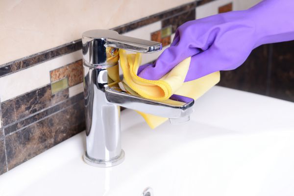 تمیز کردن سینک حمام از نمای نزدیک