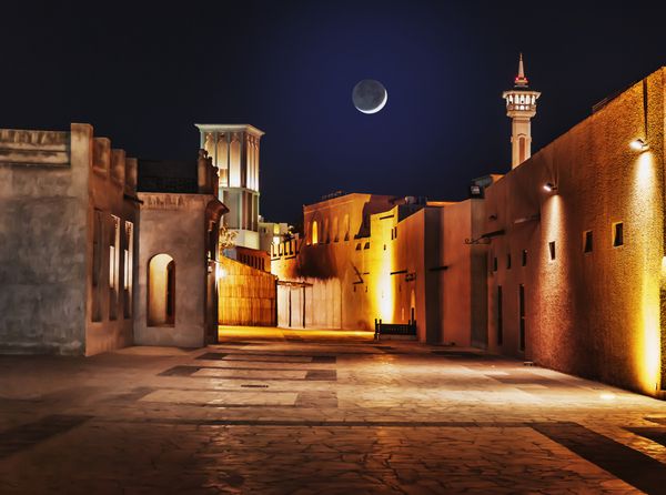 نمای شب از خیابان های شهر قدیمی عربی دبی امارات