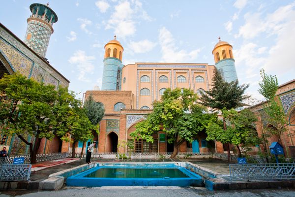 سنندج ایران - 9 اکتبر حوض آب در حیاط مسجد زیبای جامه ساخت 1812 با درختان سبز در 9 اکتبر 2014 مرکز استان کردستان سنندج دارای 380000 نفر جمعیت است