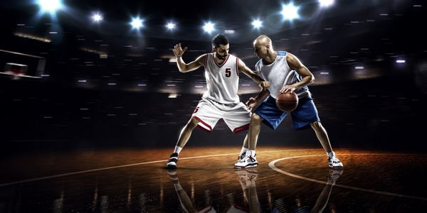 دو بسکتبالیست در حال فعالیت در نمای پانورامای باشگاه