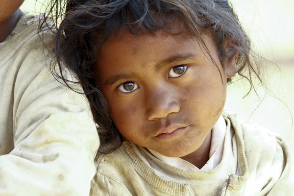 فقر پرتره یک دختر کوچک آفریقایی فقیر که در افکار عمیق گم شده است