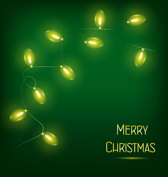 گلدسته چراغ های کریسمس تابیده شده زرد درخشان در پس زمینه سبز