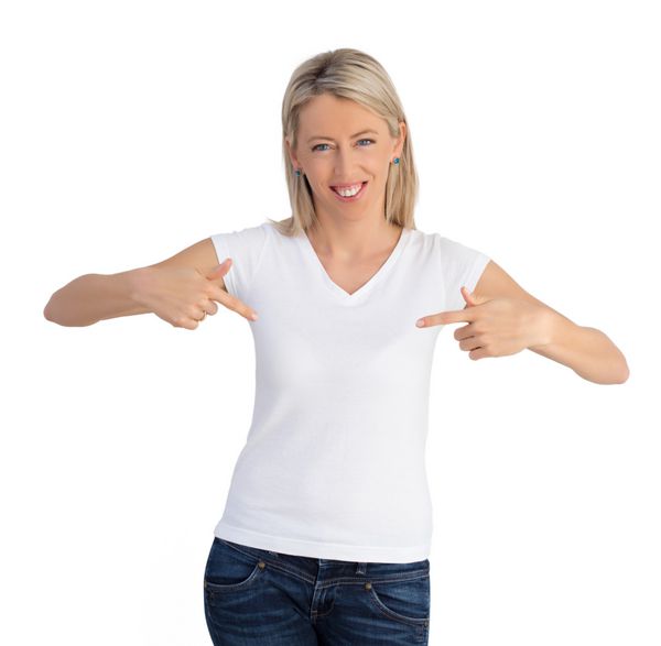 زن شادی که به پیراهن یقه ی سفیدش اشاره می کند