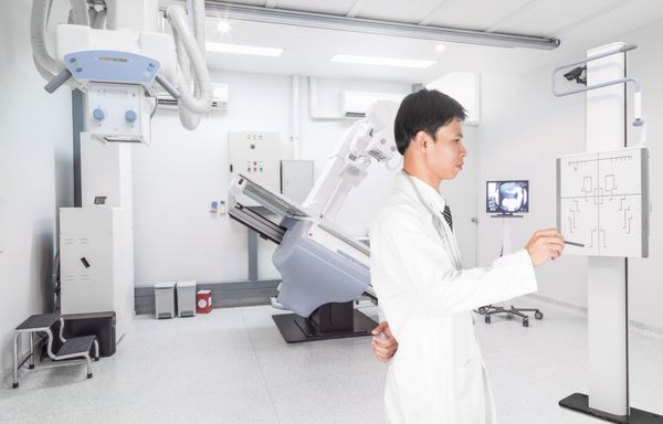 nakhonratchasima تایلند - 15 نوامبر 2014 دکتر چیزی روی تخته سفید برای تشخیص در اتاق عمل یک بیمارستان مدرن 15 نوامبر 2014 در nakhonratchasima تایلند می نویسد