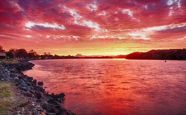 غروب شگفت انگیز بر فراز رودخانه توید در چیندره با کوه هشدار قابل مشاهده در افق ولز جنوبی جدید - استرالیا hdr