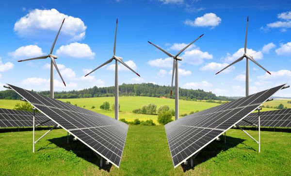 پانل های انرژی خورشیدی با توربین های بادی در چشم انداز بهاری