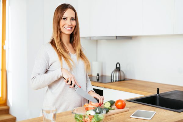 زن باردار در حال پختن غذای سالم