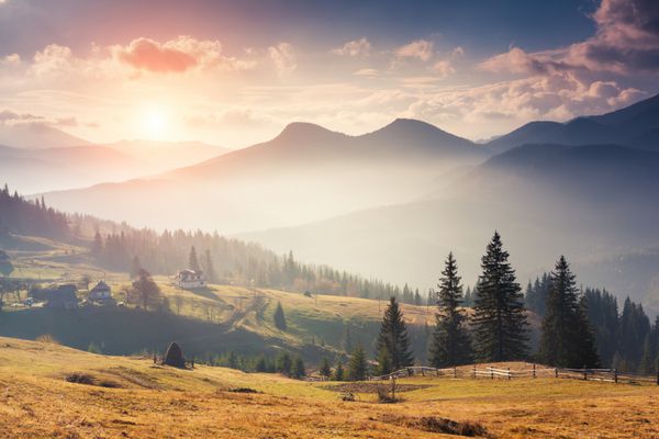 غروب باشکوه خورشید در کوهستان با پرتوهای آفتابی صحنه دراماتیک کارپات اوکراین اروپا دنیای زیبایی سبک رترو فیلتر قدیمی افکت تونینگ اینستاگرام