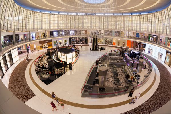 دبی - 19 فوریه خیابان مد مرکز خرید دبی در 19 فوریه 2014 دبی مال بزرگترین مرکز خرید در جهان است که در آن خیابان مد برندهای معروف و گران قیمت را در خود جای داده است