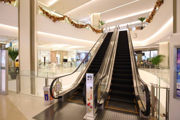 بانکوک - 5 دسامبر مردمی که در 5 دسامبر 2014 از siam paragon خرید می کنند در بانکوک تایلند siam paragon بزرگترین مرکز خرید تایلند است