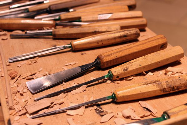 مجموعه ابزار منبت کاری روی میز چوبی