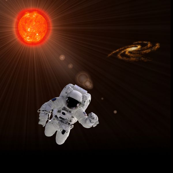 فضانورد در حال پرواز در پس زمینه ای با خورشید برخی از اجزای این تصویر توسط ناسا ارائه شده است و در nasaimages org یافت شده است