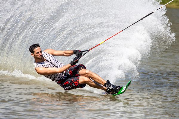 tel-aviv - 25 اکتبر یک شرکت کننده ناشناس مهارت های خود را در مسابقات اسکی روی آب و جام مسابقه wakeboard در 25 اکتبر 2014 در tel-aviv نشان می دهد