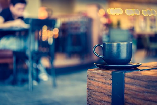 لیوان قهوه در کافه کافی شاپ - تصاویر سبک افکت قدیمی