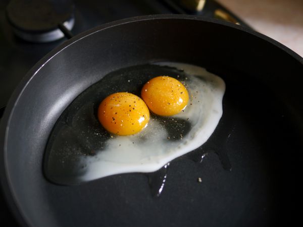 تخم مرغ همزده - دو زرده تخم مرغ در تابه - صبحانه و شام ساده