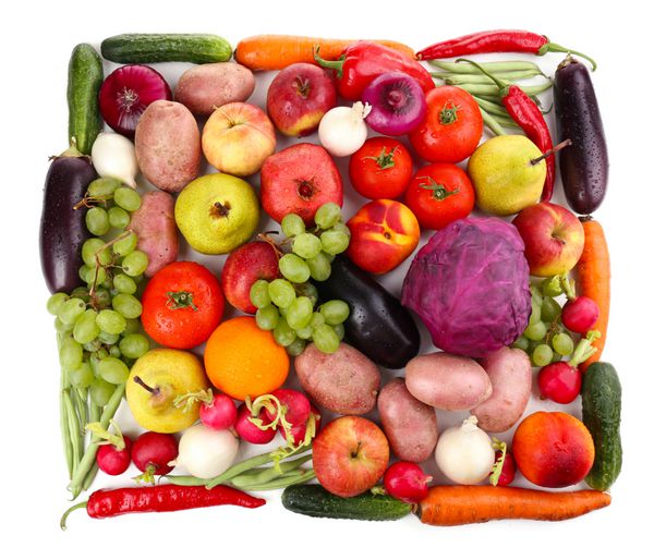 سبزیجات و میوه های ارگانیک تازه جدا شده روی سفید