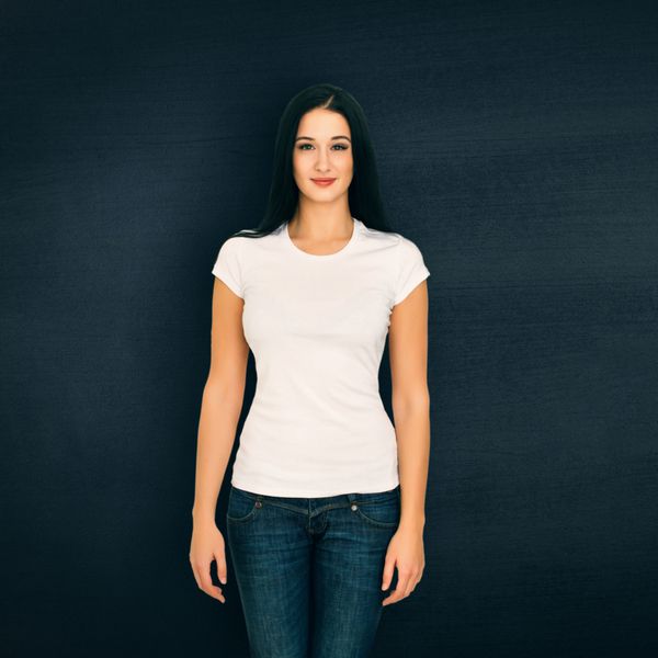 زن جوان با یک تی شرت سفید خالی روی پس زمینه تخته سیاه
