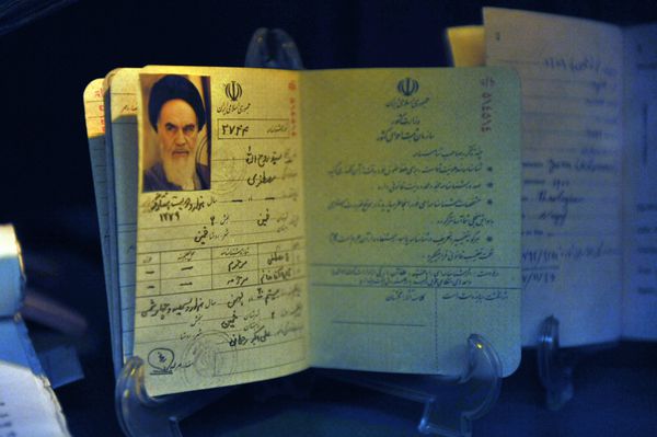 تهران ایران - 10 دسامبر 2011 گذرنامه رهبر انقلاب ایران آیت الله روح الله خمینی در تهران در 10 دسامبر 2011 تهران ایران