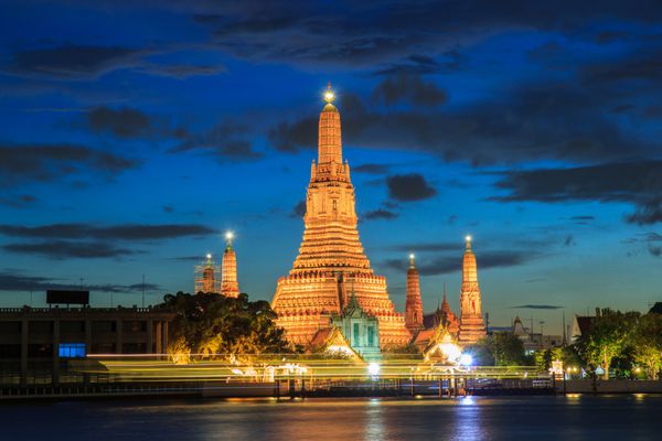 pls مذهبی بودایی وات آرون در زمان گرگ و میش بانکوک تایلند