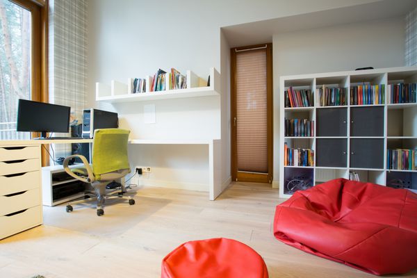 اتاق مطالعه بزرگ مدرن با صندلی کیف قرمز
