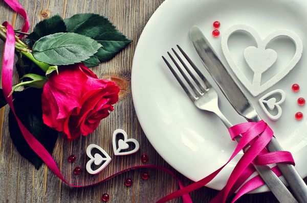شام عاشقانه با گل رز ظروف غذاخوری و قلب در زمینه چوبی
