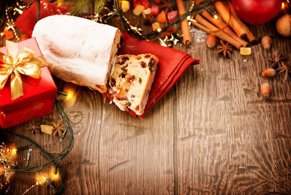 سفره سال نو طراحی حاشیه غذای کریسمس سرقت شده نان میوه شیرین سنتی چیدمان میز کریسمس تزئین شده با گلدسته بابل گردو فندق چوب دارچین