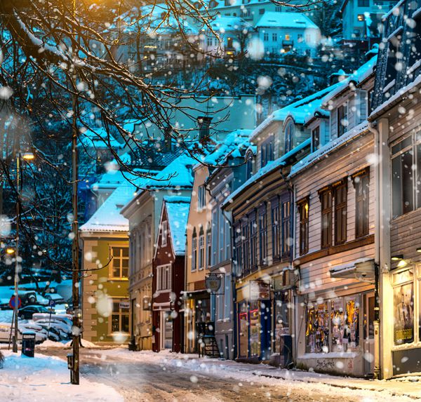 برگن نروژ - 29 دسامبر بخش تاریخی شهر برگن نروژ در 29 دسامبر 2014 برگن دومین شهر بزرگ در نروژ برگن به عنوان دروازه ورود به پادشاهی آبدره ها شناخته می شود