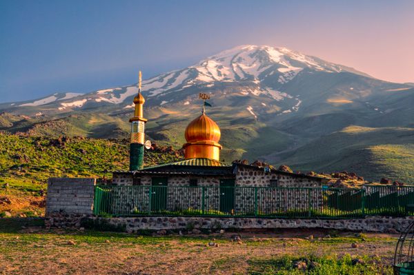 مسجدی زیبا در زیر آتشفشان دماوند بلندترین قله ایران