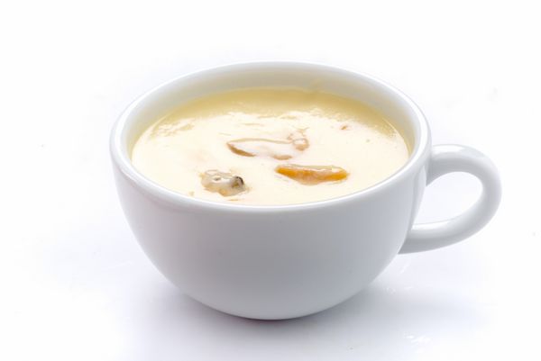 سوپ قارچ در پس زمینه سفید