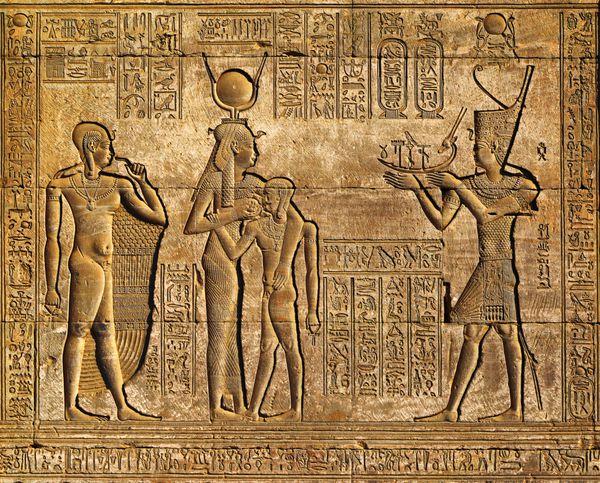 حکاکی های هیروگلیف بر روی دیوارهای بیرونی یک معبد باستانی مصر