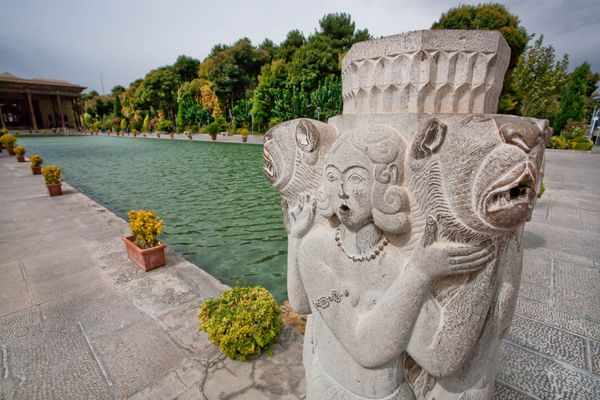 مجسمه سنگی زن و شیر در نزدیکی استخر پال هشت بهشت ایران هشت بهشت در دوران صفویه در سال 1669 در اصفهان ساخته شد