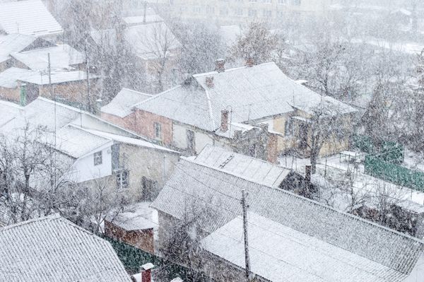 بارش برف سنگین در یکی از خیابان های شهر در فصل زمستان سال