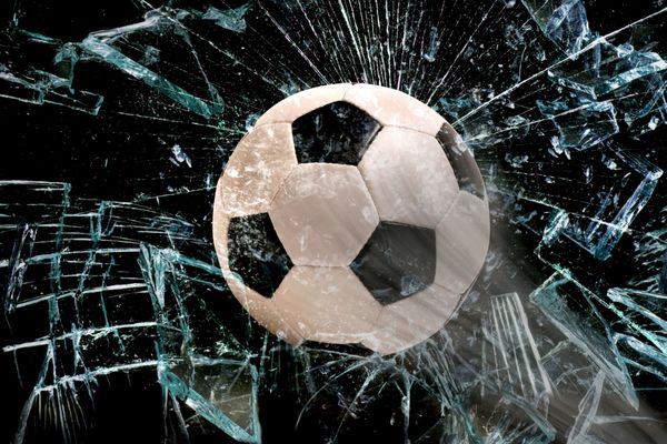 توپ فوتبال سریع از شیشه شکسته