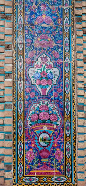 نمونه ای از فرهنگ اسلامی - نقش کاشی های گلدار روی دیوار تاریخی اصفهان ایران