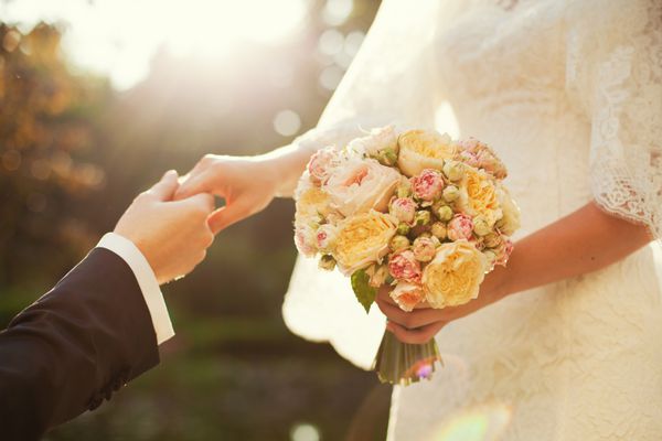 دسته گل عروسی زیبا با گل های پر جنب و جوش