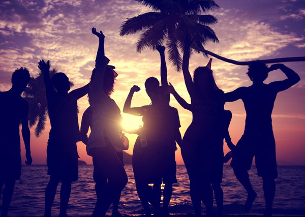 جشن مردم جشن ساحلی مفهوم تعطیلات تعطیلات تابستانی